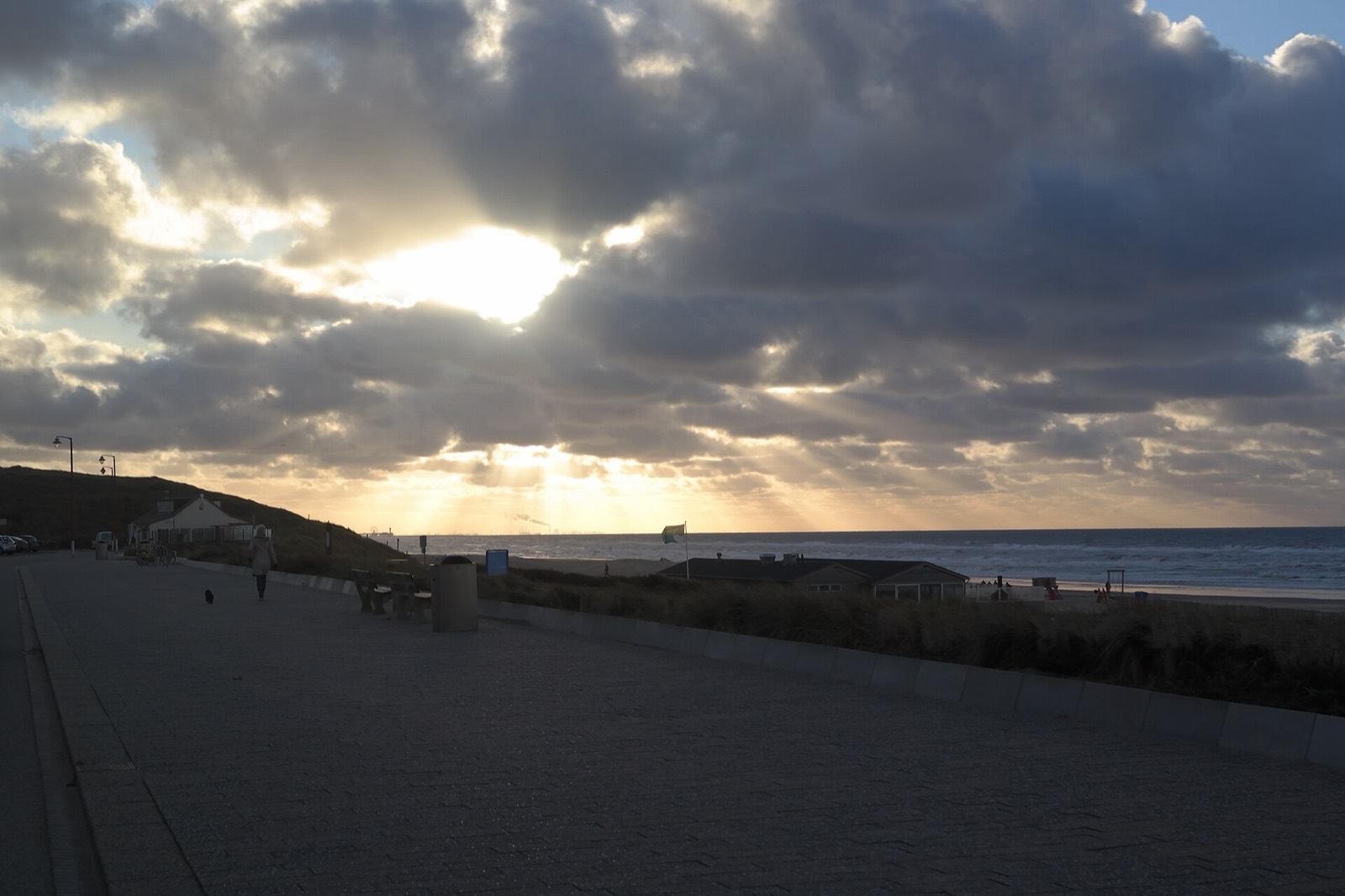 Boulevard van Katwijk bij zonsondergang