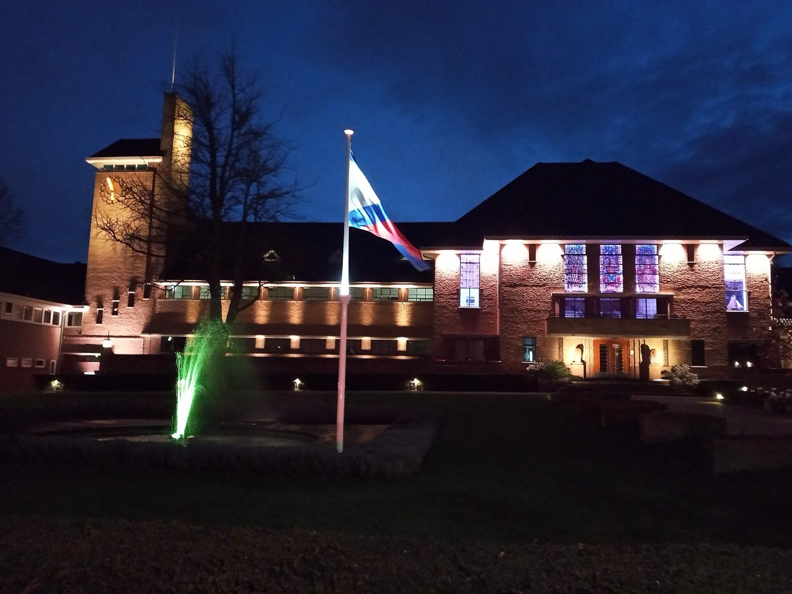 Het gemeentehuis van Katwijk bij avond