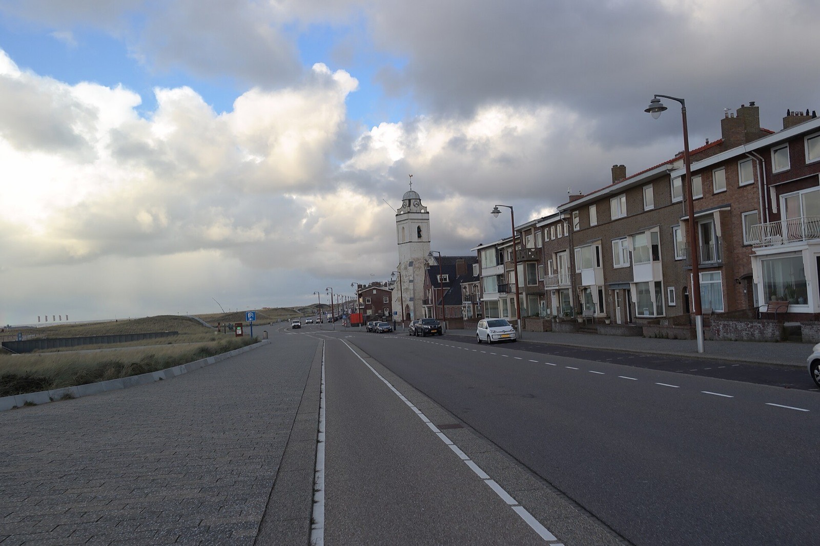 Boulevard van Katwijk aan Zee met de Witte Kerk